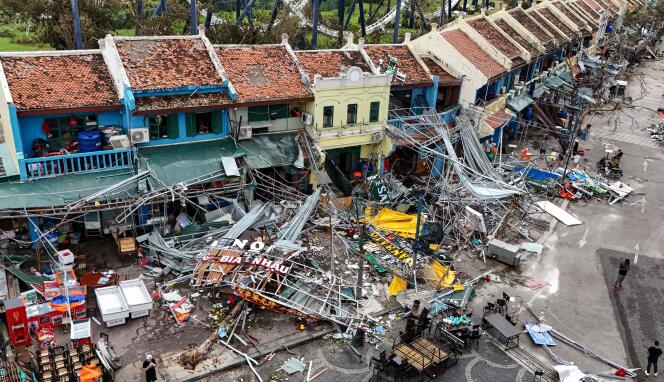 تُظهر هذه الصورة الجوية المباني المتضررة والحطام في أحد الشوارع بعد أن ضرب Super Typhoon Yagi ها لونج، مقاطعة كوانج نينه، فيتنام، 8 سبتمبر 2024.