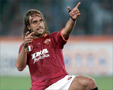 epa000390013 (FILES) Picture dated 07 August 2001 shows AS Rome's Argentinian Gabriel Batistuta gesturing during the soccer friendly Roma vs Boca Junior.