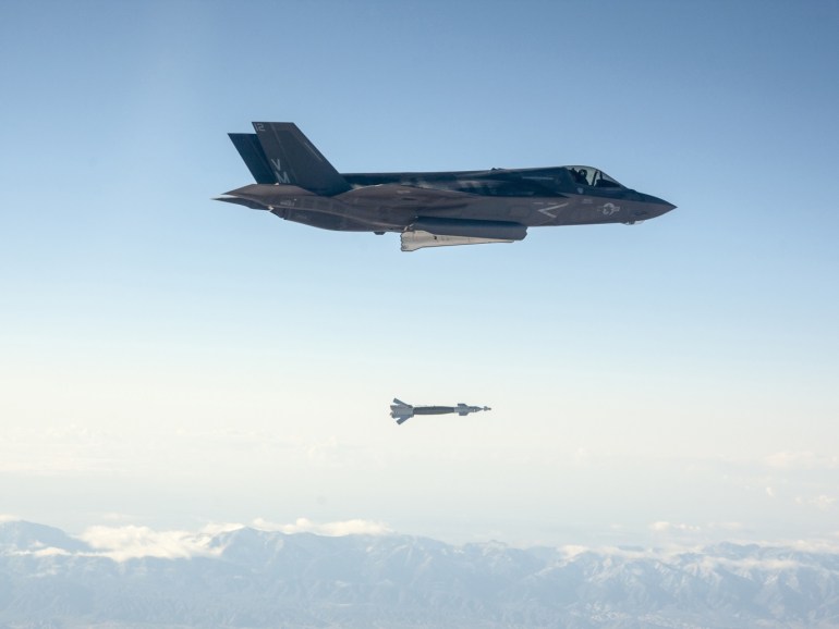 A U.S. Marine Corps F-35B short take-off and vertical landing (STOVL) fighter jet drops a laser-guided bomb during its first guided weapons release test at Edwards Air Force Base, California October 29, 2013. The Lockheed Martin Corp F-35 fighter jet dropped a 500-pound bomb this week, hitting a tank at Edwards Air Force Base in California and marking the first time the new warplane has fired a weapon, the Pentagon said Wednesday. Picture taken October 29, 2013. REUTER