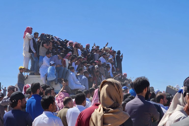 حشود ضخمة أثناء دفن الشهيد ماهر الجازي