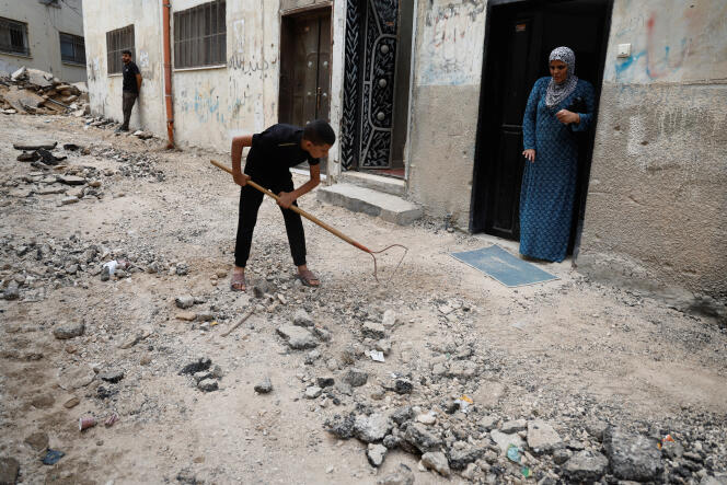 صبي ينظف أحد شوارع جنين بعد غارة للجيش الإسرائيلي في الضفة الغربية في 6 أيلول/سبتمبر.