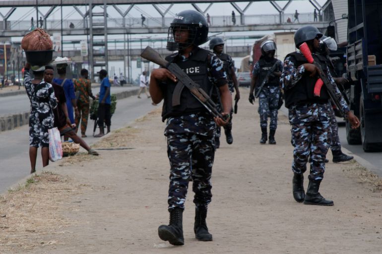 Nigerian police personnel restrict protesters from convening for the sixth day of anti-government demonstrations against bad governance and economic hardship, in Lagos, Nigeria August 6, 2024. REUTERS/ Francis Kokoroko