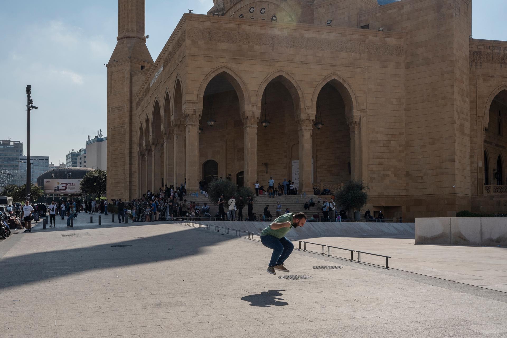 رجل يصرخ ويبكي، بالقرب من مسجد محمد الأمين، ساحة الشهداء، بعد وقت قصير من الإعلان الرسمي عن وفاة زعيم حزب الله حسن نصر الله في بيروت في 28 سبتمبر 2024. 