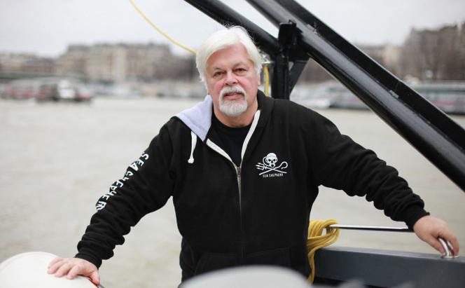   مؤسس منظمة Sea Shepherd غير الحكومية، الكندي بول واتسون، يقف على متن السفينة 