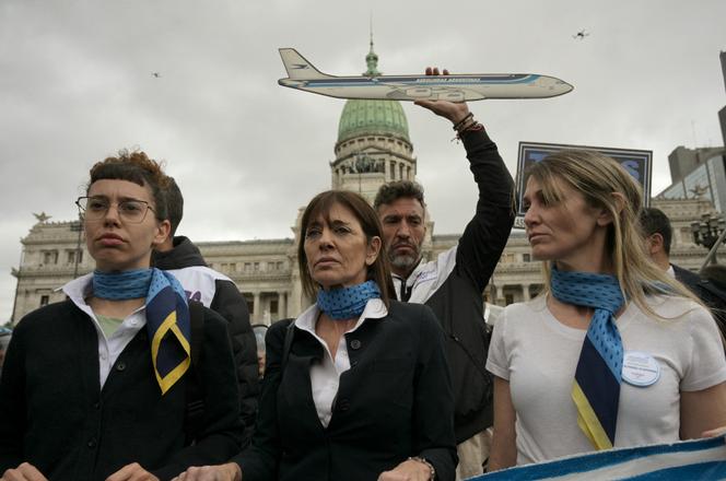 أعضاء نقابات الطيران يتظاهرون ضد خصخصة شركة الطيران المملوكة للدولة Aerolineas Argentinas أمام الكونجرس في بوينس آيرس، الأرجنتين، 25 سبتمبر 2024. 