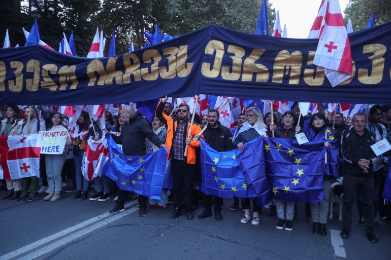 Supporters of Georgia's pro-Western and pro-EU opposition groups hold a joint final campaign rally ahead of the upcoming parliamentary elections in Tbilisi, Georgia October 20, 2024. REUTERS/Irakli Gedenidze