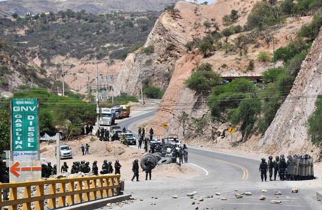 في هذه الصورة التي نشرها راديو Kawsachun Coca (RKC)، يشتبك أنصار الرئيس البوليفي السابق إيفو موراليس مع شرطة مكافحة الشغب أثناء حصار الطريق في باروتاني، بوليفيا، 14 أكتوبر 2024. 