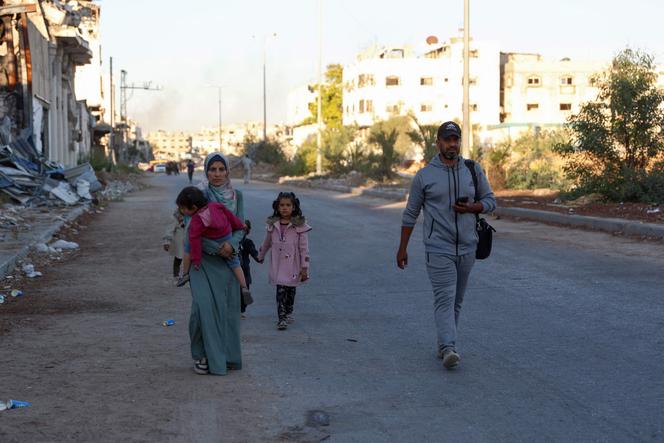 عائلة من الفلسطينيين النازحين، في بيت لاهيا، تغادر الحي بعد الغارات الإسرائيلية على المدرسة التي كانوا يحتمون بها، في قطاع غزة، 19 أكتوبر 2024.