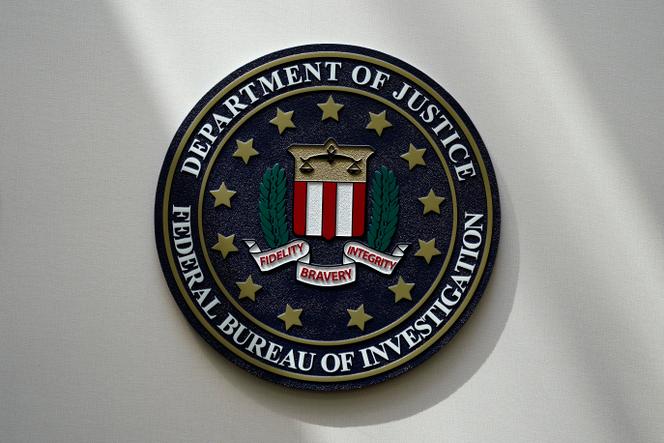 شعار الشرطة الفيدرالية الأمريكية (FBI) في أوماها (نبراسكا) في 10 أغسطس 2022.