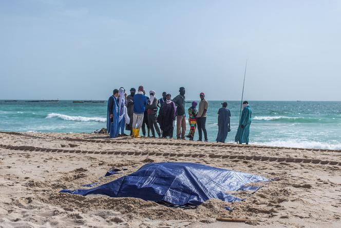 جثث المهاجرين مغطاة بالقماش المشمع على شاطئ بالقرب من نواكشوط، 24 يوليو/تموز 2024.