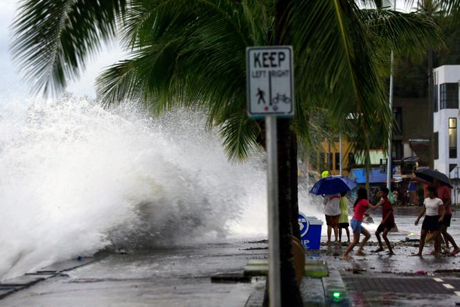 تحطم أمواج كبيرة على الساحل قبل وصول Super Typhoon Man-yi، إلى ليغاسبي، الفلبين، 16 نوفمبر 2024.  