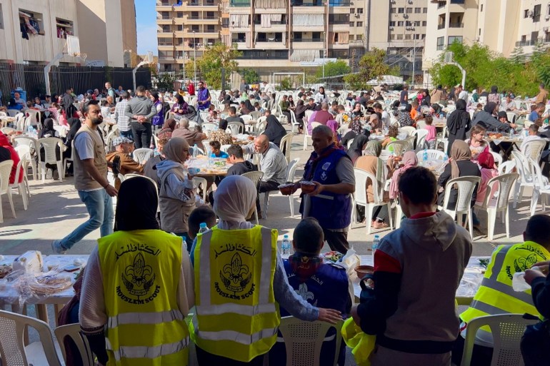 مبادرة من الكشافة والمتطوعين لإعداد إفطار جماعي بهدف تخفيف معاناة النازحين النفسية الجزيرة