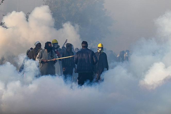 أطلقت قوات الأمن الباكستانية الغاز المسيل للدموع لتفريق أنصار رئيس الوزراء السابق عمران خان، في إسلام آباد، 26 نوفمبر 2024.