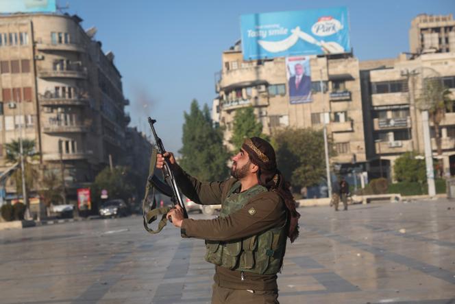 مقاتل من تحالف الجماعات المناهضة للنظام يطلق النار في سماء حلب من إحدى الساحات المركزية بالمدينة السورية، السبت 30 نوفمبر 2024.