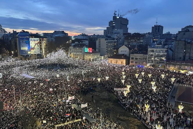 تظاهر آلاف الأشخاص في شوارع بلغراد، صربيا، في 22 ديسمبر 2024، احتجاجًا على سياسات الحكومة والفساد والإهمال التي يتهمونها بأنها سبب وفاة ضحايا كارثة محطة قطار نوفي ساد في نوفمبر.