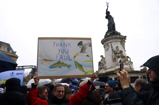 شخص يحمل علامة شكر لبول واتسون، خلال مسيرة نظمتها منظمة Sea Shepherd France وVakita، للترحيب بالناشط الأمريكي الكندي المفرج عنه بعد خمسة أشهر من الاعتقال في الدنمارك، في ساحة الجمهورية في باريس، السبت 21 ديسمبر/كانون الأول. 2024. 