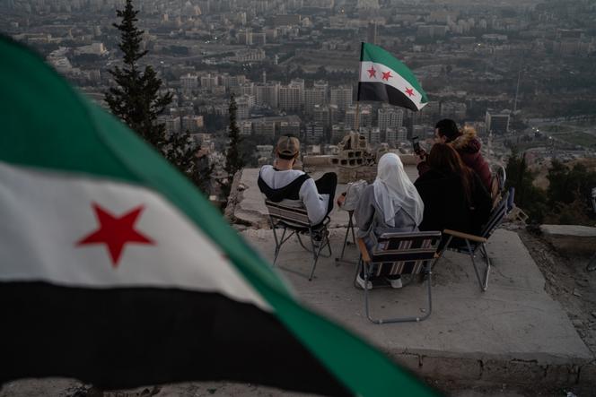 أزواج ينظرون إلى دمشق من جبل قاسيون المطل على العاصمة السورية، في 18 كانون الأول/ديسمبر. 