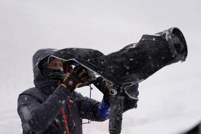 المصور توم بنينجتون، الذي يعمل لدى وكالة Getty Images، خلال دورة الألعاب الأولمبية الشتوية في بكين، فبراير 2022.