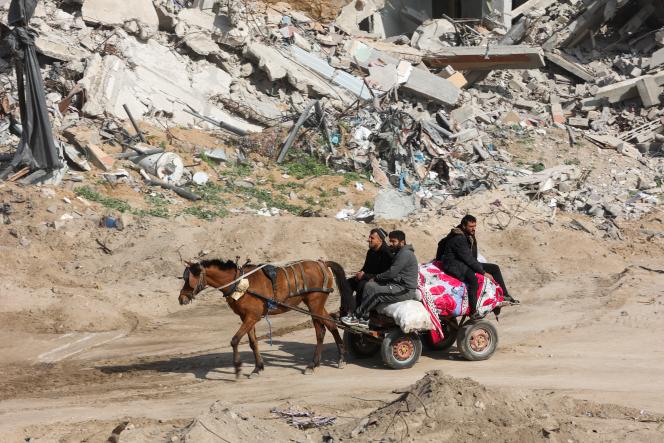 فلسطينيون يتجهون نحو شمال قطاع غزة في جباليا في 20 يناير، 2025، بعد يوم من دخول اتفاق وقف إطلاق النار في الحرب بين إسرائيل وحماس حيز التنفيذ.