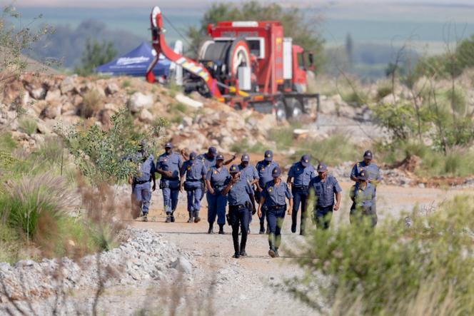 ضباط شرطة جنوب أفريقيا خلال عملية إنقاذ لعمال المناجم في موقع لتعدين الذهب في ستيلفونتين، 13 يناير 2025.