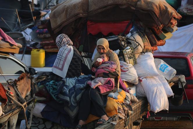 يتجه الفلسطينيون النازحون جنوبًا إلى الشمال من قطاع غزة ، على الطريق إلى صلاح الدين في ويسورات ، في وسط غزة ، في 29 يناير 2025.