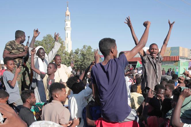 يحتفل السودانيون بنبأ دخول الجيش إلى مدينة ود مدني بوسط البلاد وطرد منافسيه شبه العسكريين، قوات الدعم السريع، في مروي، السبت 11 يناير 2025.