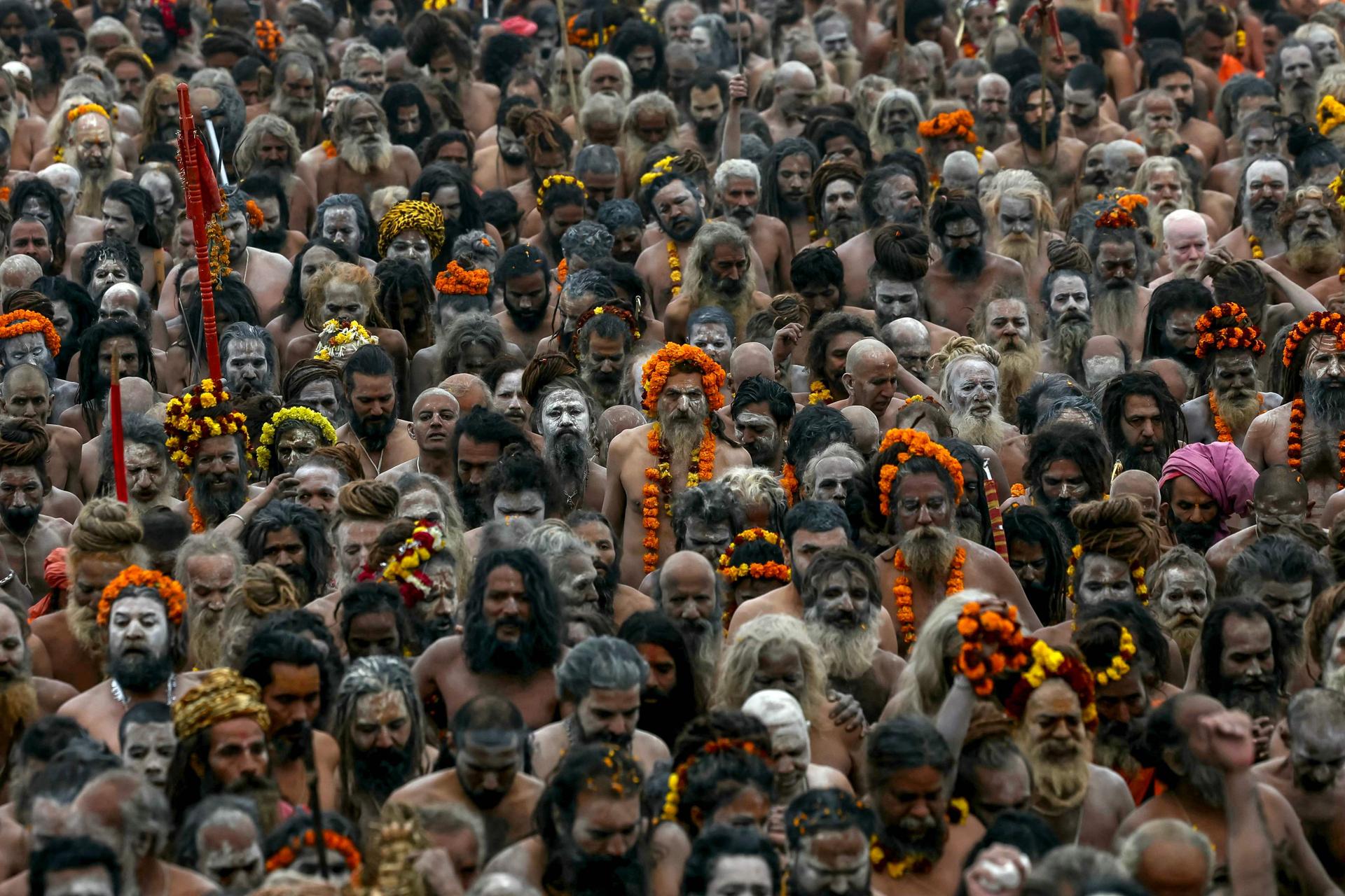 حشد من الحجاج و Sadhus خلال 