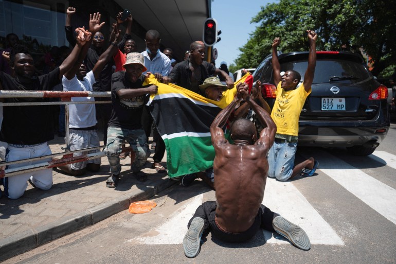 Supporters of opposition member Venancio Mondlane protest during the inauguration of the ruling Frelimo party's leader Daniel Chapo as Mozambique's newly elected President in Maputo, Mozambique January 15, 2025. REUTERS/Stringer TPX IMAGES OF THE DAY