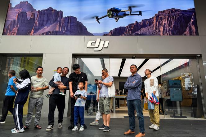 أمام متجر DJI في 17 نوفمبر 2024، في شنتشن، مقاطعة قوانغدونغ، الصين.