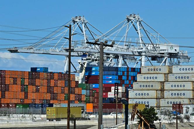 يتم تكديس الحاويات على ميناء Long Beach (كاليفورنيا) في 2 أبريل 2025.