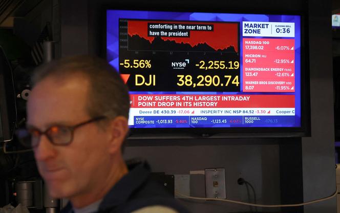 بث شاشة منحنى يمثل سقوط داو جونز في بورصة نيويورك في 4 أبريل 2025.