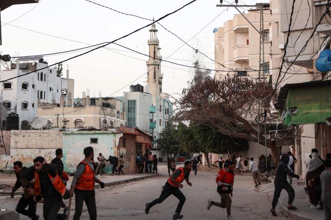 تولى السكان الفلسطينيون ورجال الإنقاذ بعد أن ضرب ضربة إسرائيلية مدرسة في غزة في 3 أبريل 2025.