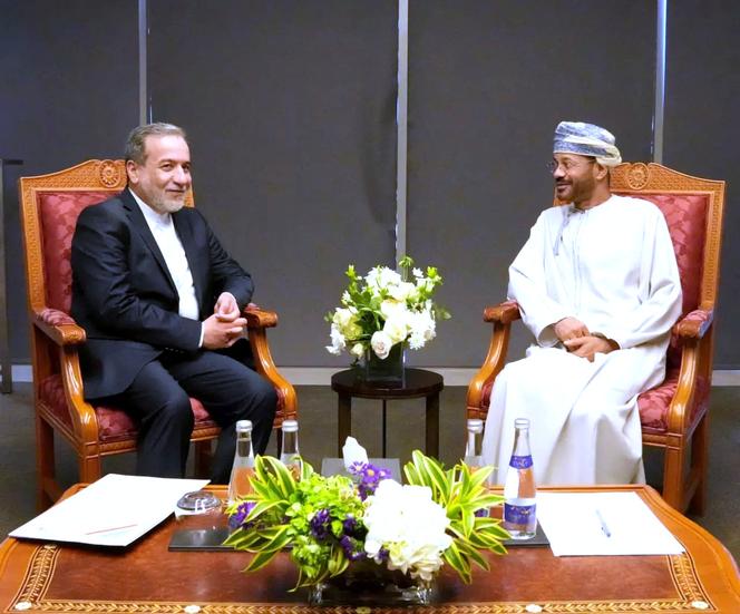 يلتقي وزير الخارجية الإيراني ، عباس أراغتشي (يسار) ، بنظيره العماني ، بدر البوسسايدي ، قبل المفاوضات مع المبعوث الأمريكي للشرق الأوسط ، ستيف ويتكوف ، في مينشن (عمان) ، يوم السبت 12 أبريل 2025.