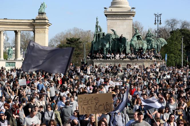 في بودابست ، في المجر ، خلال مظاهرة تسخر من حظر مسيرة الفخر ، في 12 أبريل 2024.