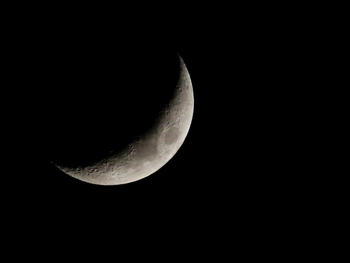 A crescent moon is seen in the sky of Amman, Jordan May 19, 2018. REUTERS/Muhammad Hamed