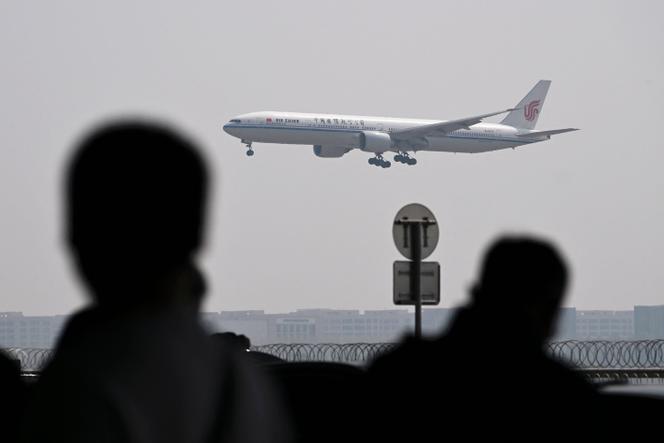 A Boeing 777-300 من Air China ، 10 أبريل 2025 في مطار بكين. 