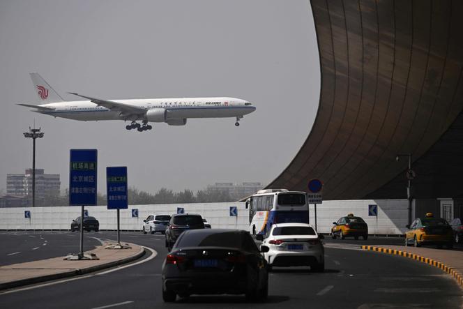 هبطت شركة بوينج 777-300 من طيران الصين في مطار بكين الدولي في 10 أبريل 2025.