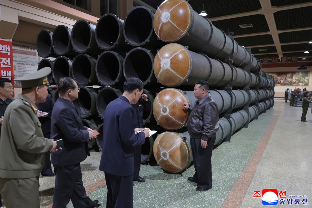 كوريا الشمالية ترسم صواريخ باليستية إلى بحر اليابان