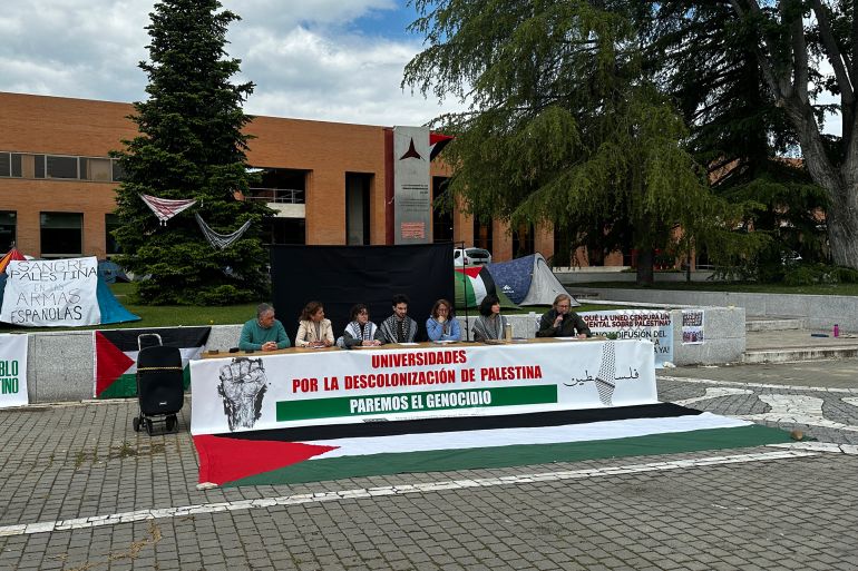 طلاب وأكاديميون إسبان في مؤتمر صحفي لإعلان نيتهم عقد محاكمة شعبية للحكومة الإسبانية في نوفمبر القادم