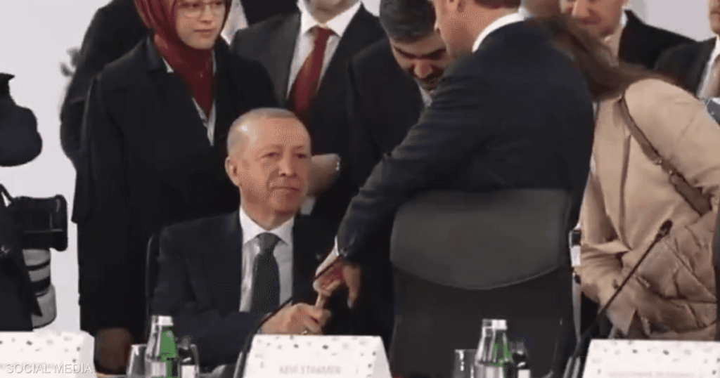 فيديو مثير للجدل.. أردوغان يُحرج ماكرون بـ”فخ الأصابع”