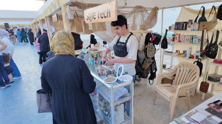 هدف المنظمون من النشاط تشجيع العمال والمنتجين وإعادة الحياة إلى أسواق الجنوب اللبناني بعد الحرب (الجزيرة)