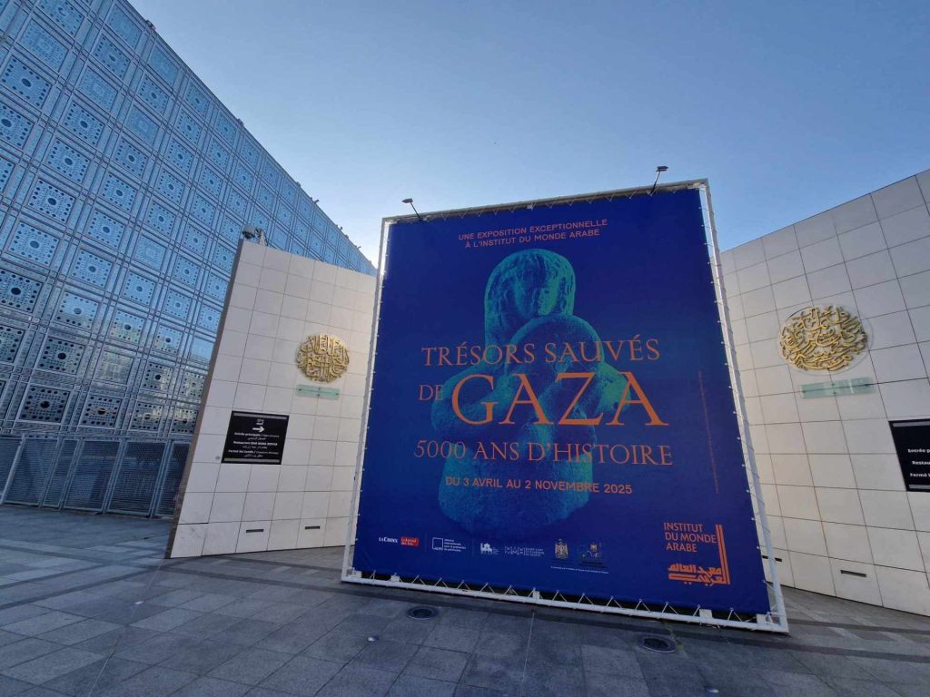 معرض “كنوز منقذة من غزة” في باريس.. حكاية وطن حافظ على ذاكرته رغم كل محاولات الطمس