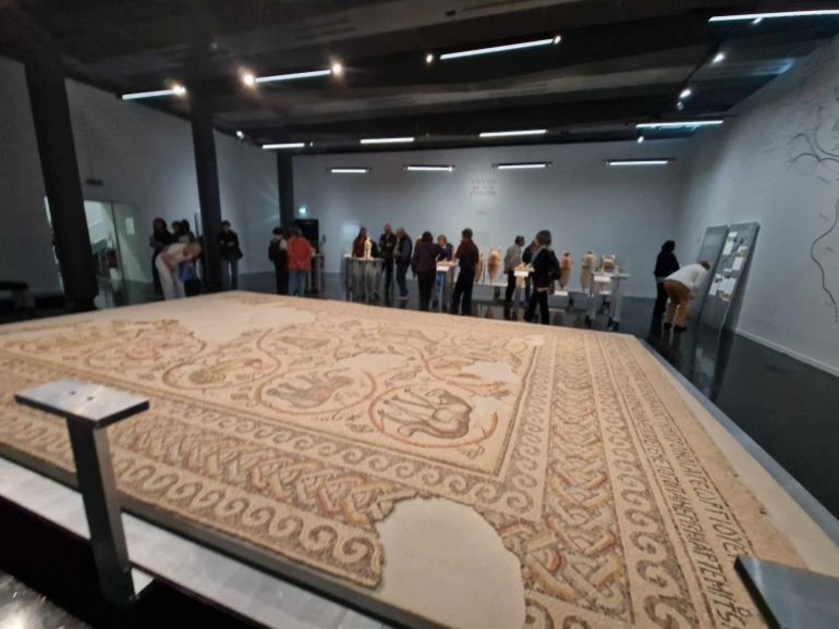 الفسيفساء العملاقة تحتل نصف قاعة العرض الأولى