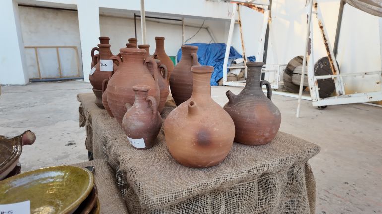 بيع للأواني الفخارية التراثية في السوق التراثي والشعبي (الجزيرة) 2