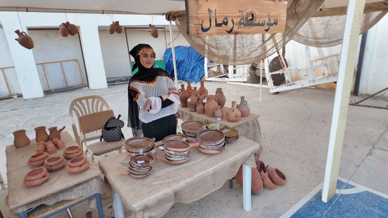 بيع للأواني الفخارية التراثية في السوق التراثي والشعبي (الجزيرة)