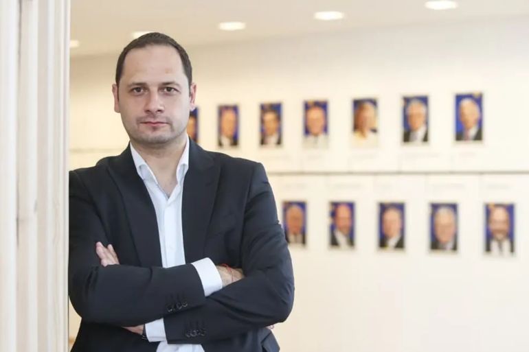 أسم الصورة: 1-Petar Vitanov وصف الصورة: بيتر فيتانوف، النائب الاشتراكي السابق في البرلمان الأوروبي والمقرب من الرئيس البلغاري رومين راديف المصدر: الصفحة الشخصية https://petarvitanov.eu/en/