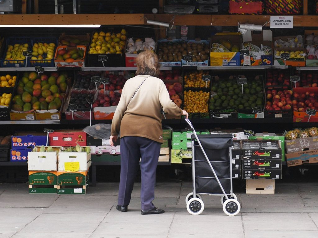 كيف تنفق أموالك أو تستثمرها إذا ضرب الركود التضخمي بلدك؟