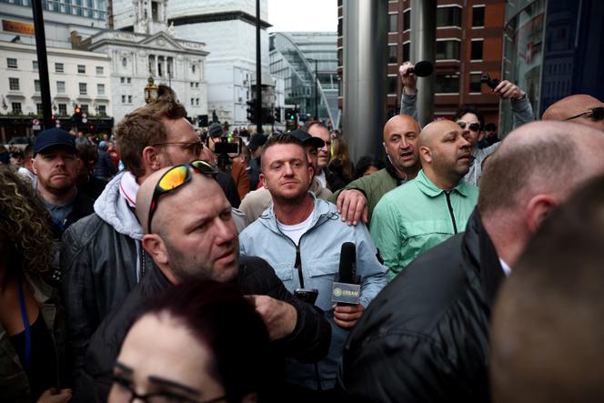 المؤثر تومي روبنسون خلال تجمع من مؤيديه في لندن في 1 يونيو 2024.