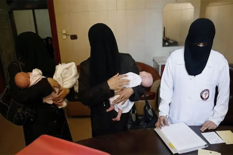 TOPSHOT - A veiled nurse gives childcare instructions to new mothers at a maternity clinic in the rebel-held town of Douma, on the outskirts of the capital Damascus, as a part of an awareness campaign by the Syrian American Medical Society (SAMS), on June 15, 2017. / AFP PHOTO / ABDULMONAM EASSA (Photo credit should read ABDULMONAM EASSA/AFP via Getty Images)
