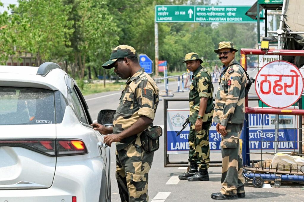 تعلن الهند أنها ضربت “مواقع إرهابية” في باكستان بالصواريخ